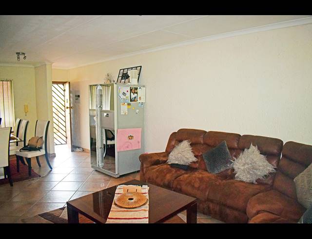 2 BEDROOM TOWNHOUSE FOR SALE IN ORIEL